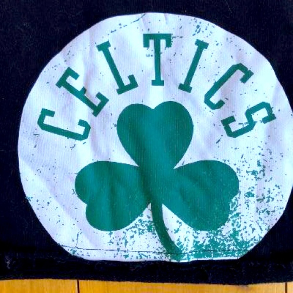 NBA  🏀 Celtics Fan Cropped Sweatshirt.